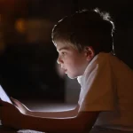 अनलाइन जालबाट बच्चालाई कसरी जोगाउने ?