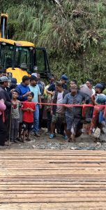 नेकपा विप्लव द्वारा सल्यानको मासुगार खोलामा अस्थायी काठे पुल निर्माण