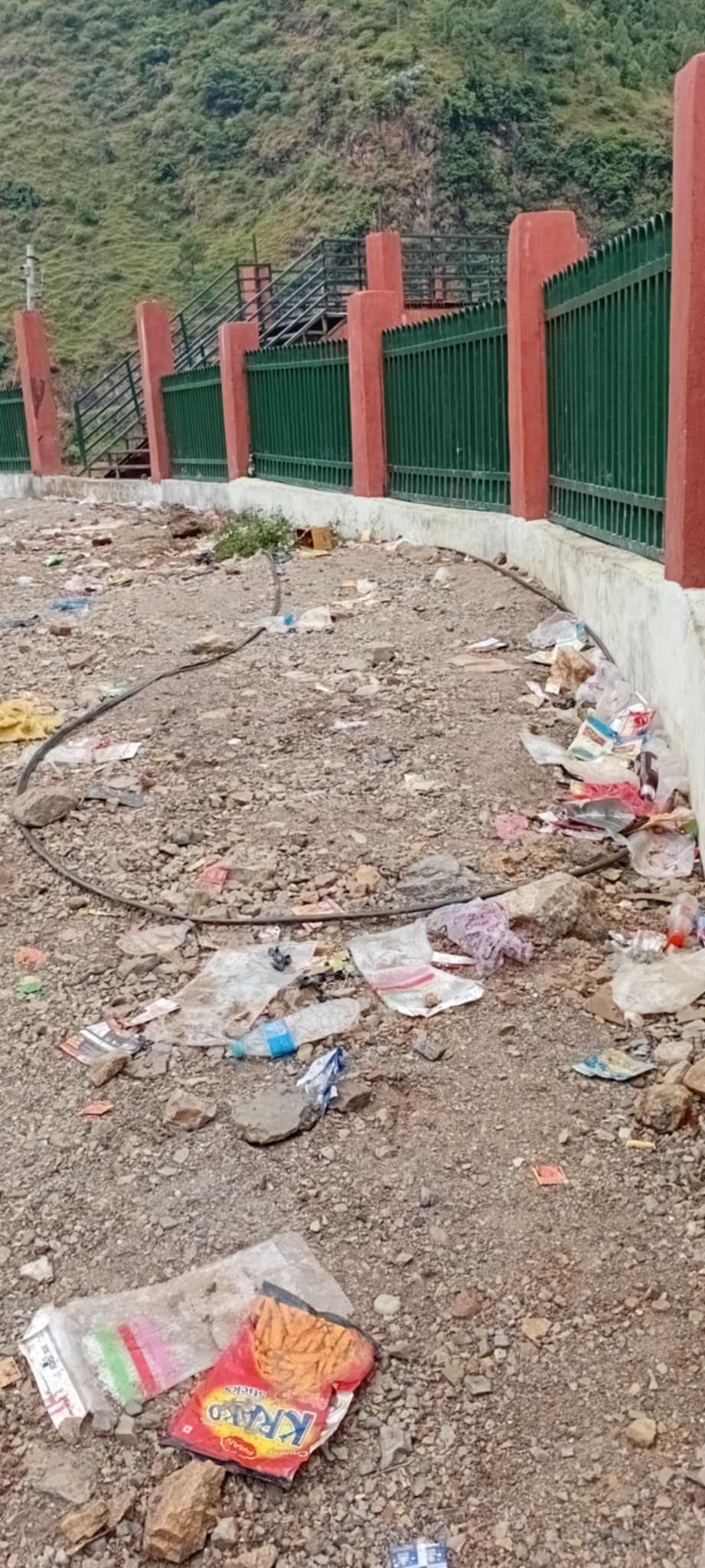 तालको वरपर रहेको फोहर मैला